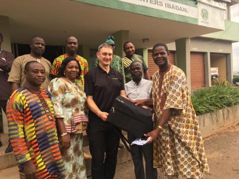 David Ojo (far right) accompanied by colleagues from NIHORT, Ibadan and Phil Malone from Access Agriculture David Ojo (far right) accompanied by colleagues from NIHORT, Ibadan and Phil Malone from Access Agriculture